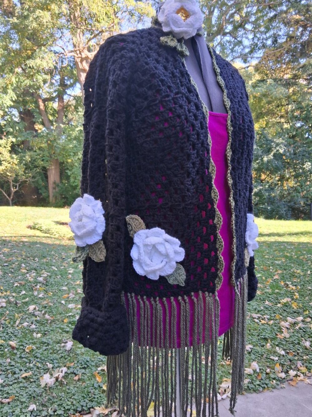 Black Granny Square Fringe with White Roses Sweater and Rose Wrap Necklace L.XL - Picture 4 of 12